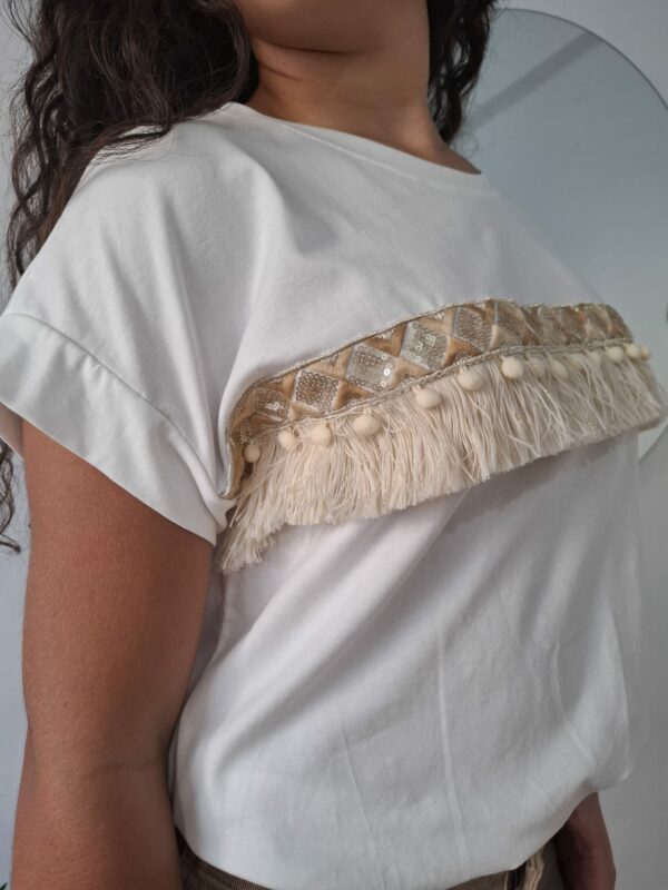 Camiseta flecos detalles